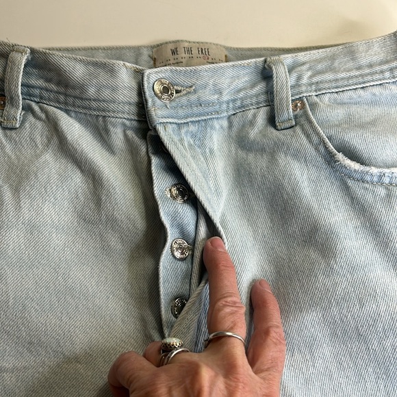 FREE PEOPLE JEANS MAGGIE MID-RISE DISTRESSED RAW HEM BUTTON FLY LIGHT BLUE SZ 30 - Picture 10 of 13